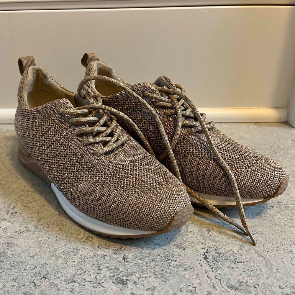 URBAN SPORT BY JSLIDES Gold Sneaker NEW MINT Sz 6